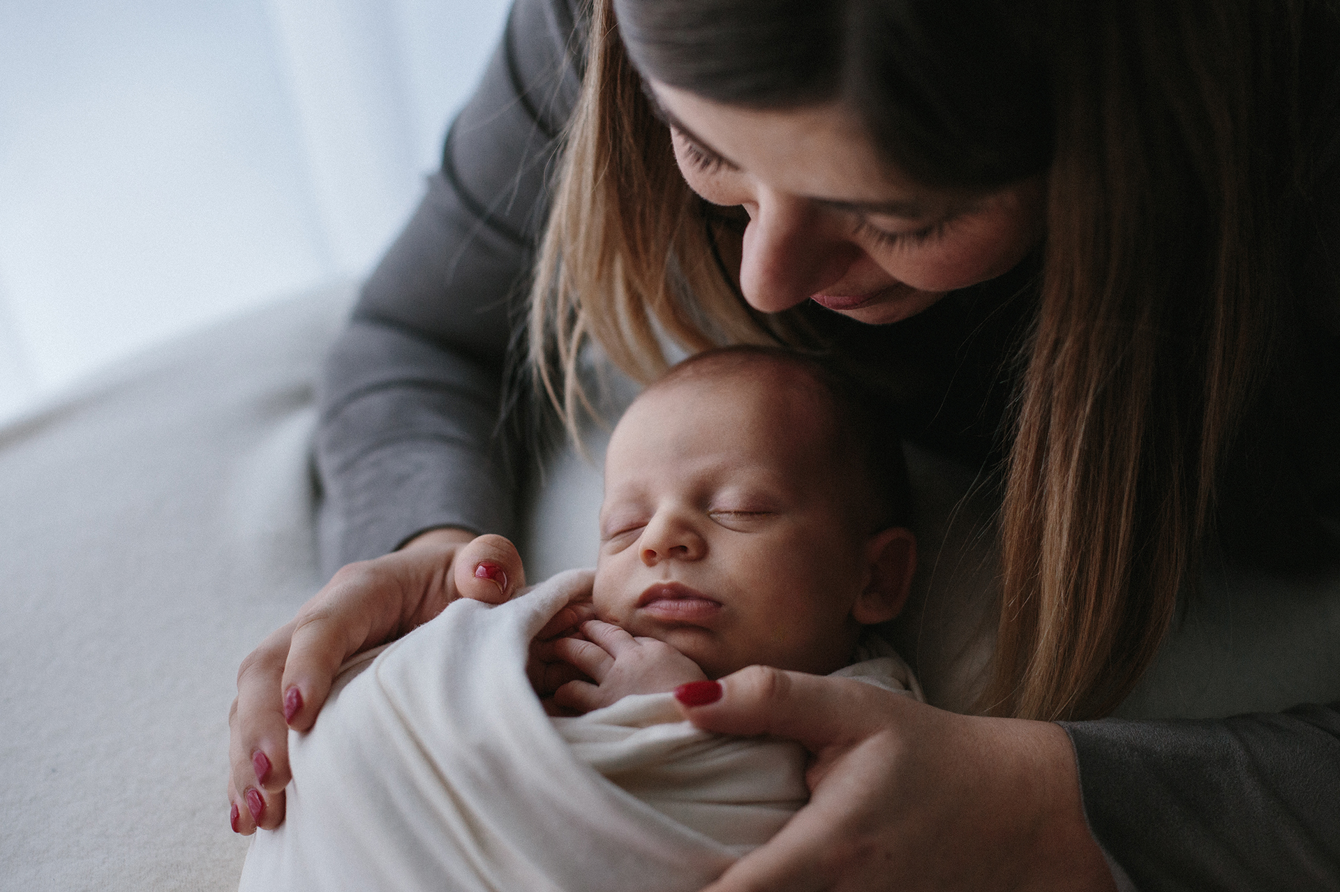 mamma bacia sulla fronte il neonato