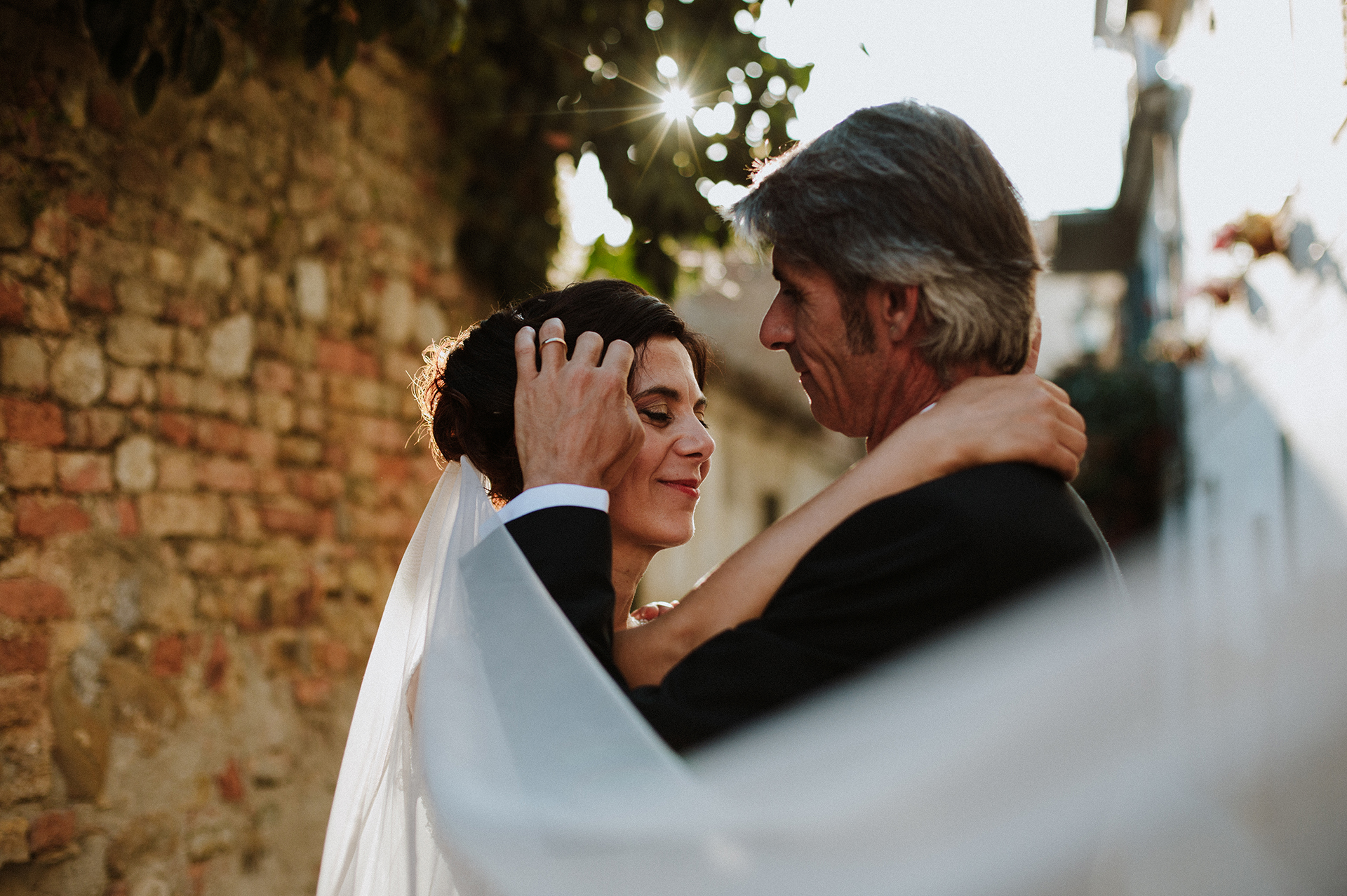 sposo accarezza i capelli della sposa