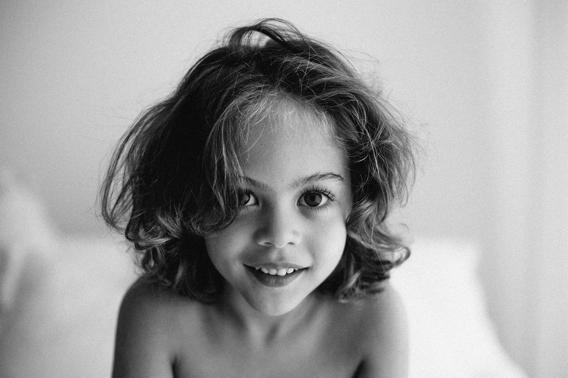 bambina con occhi grandi sorride