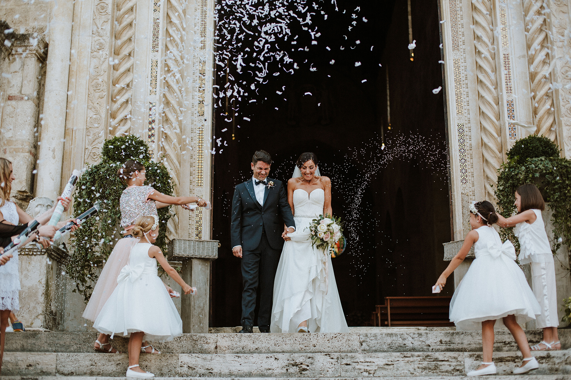 sposi escono dalla chiesa