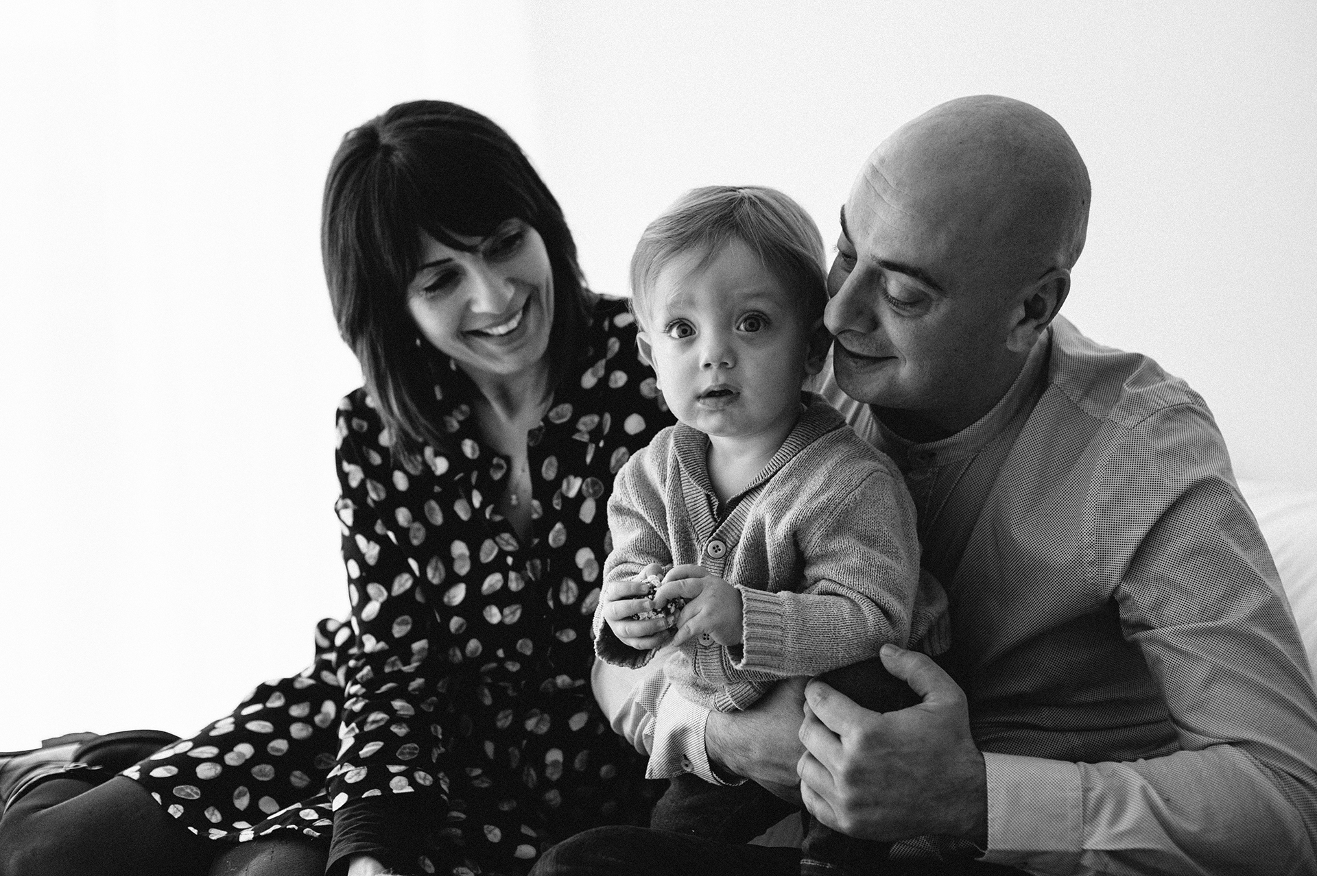 famiglia che abbraccia il figlio piccolo