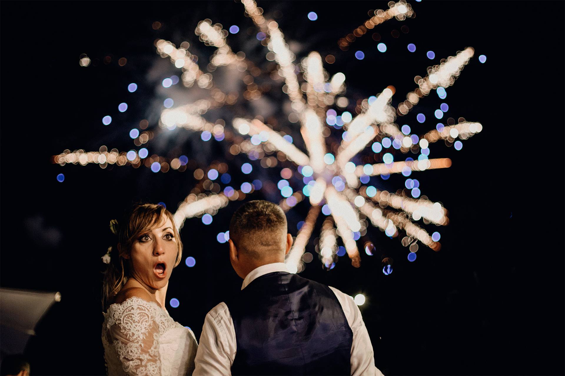 sposa stupita dai fuochi d'artificio