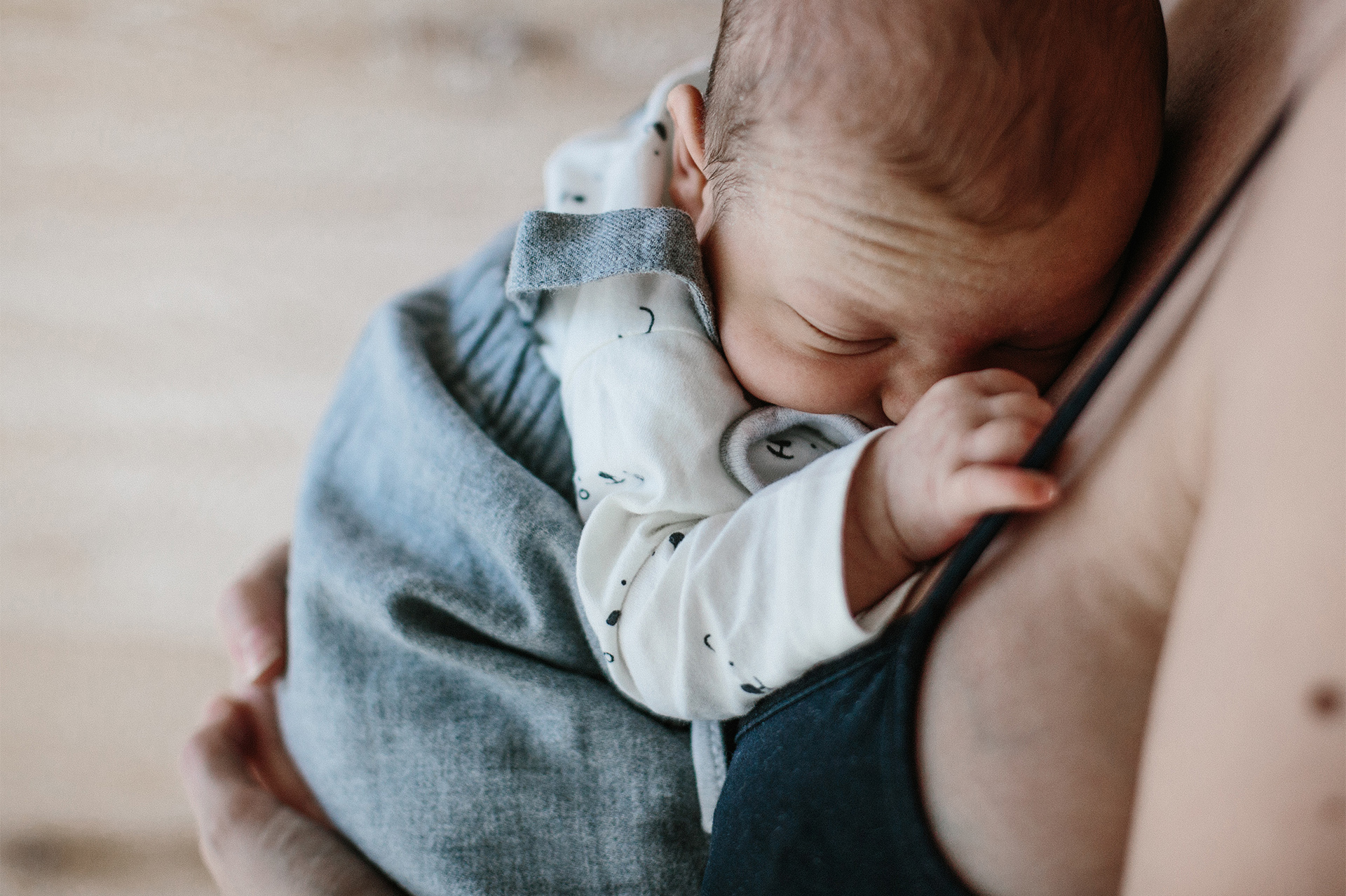 Neonato dorme sul petto della mamma