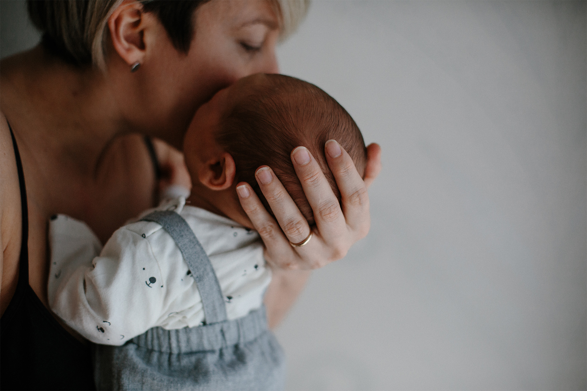 neonato bacia la mamma