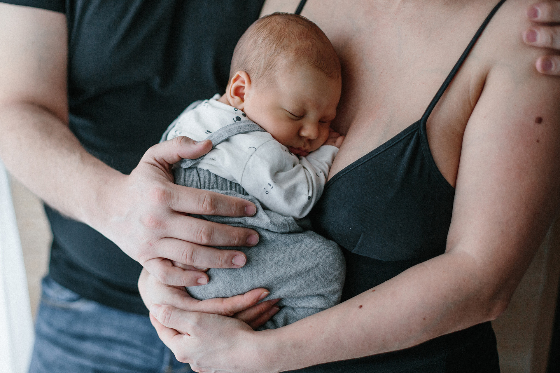 neonato dorme al petto della mamma