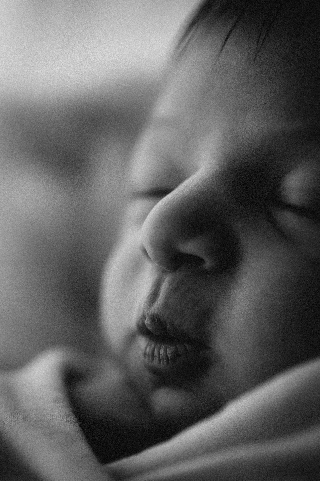 viso di neonato che dorme