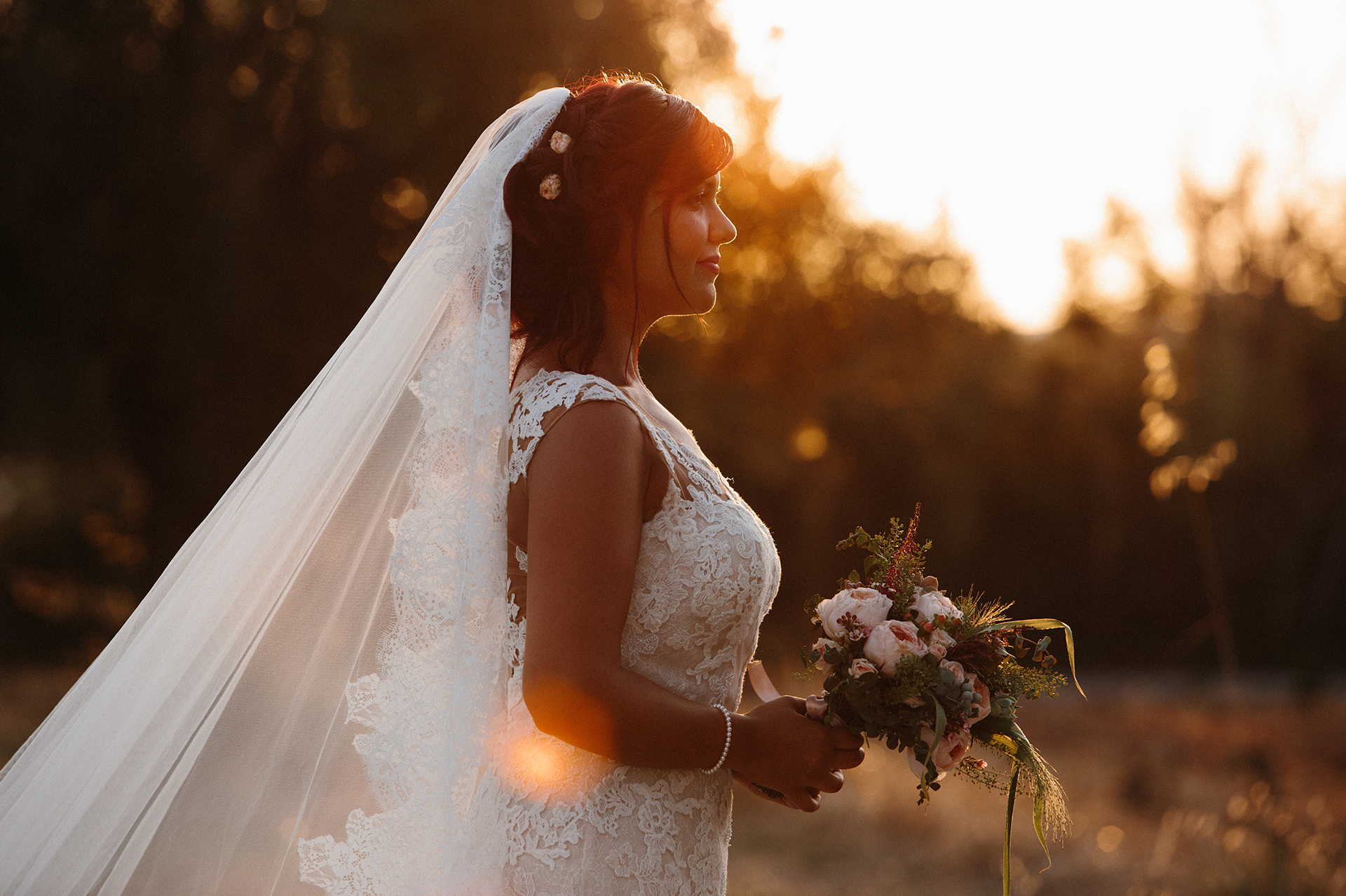 sposa guarda il tramonto