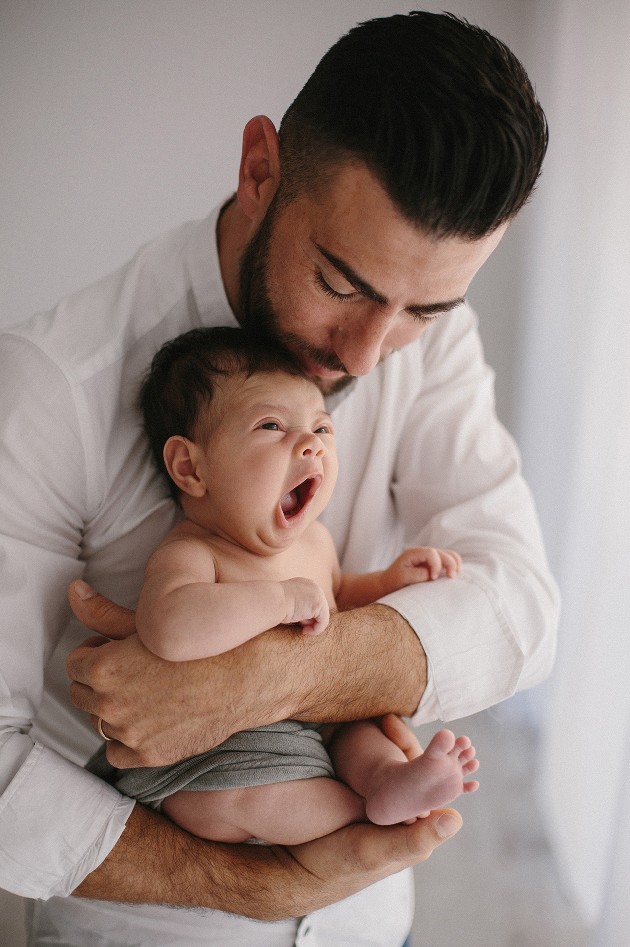 papà bacia il suo bebè